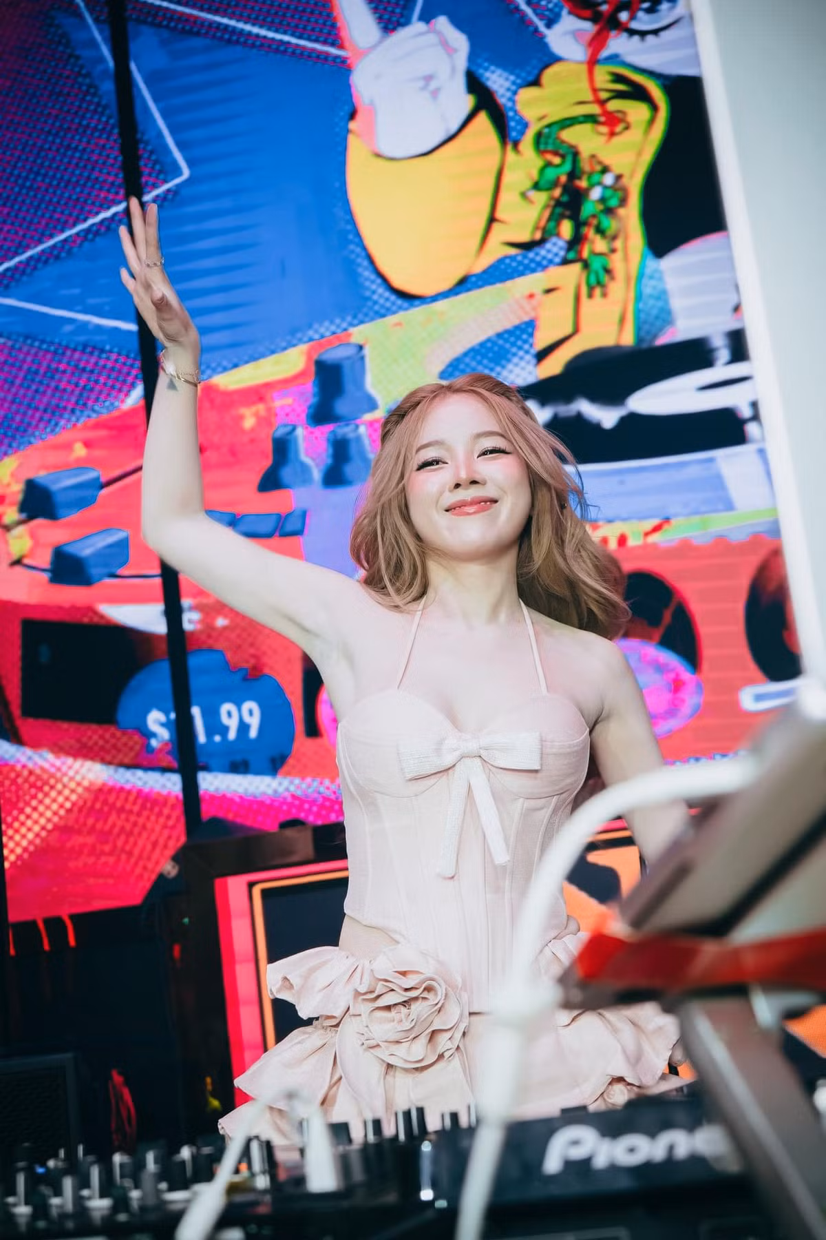 Dạo gần đây, cô nàng thường chăm chỉ chạy show ở nước ngoài, từ Thái Lan, Campuchia. Cô nàng cũng thường xuyên cập nhật những hình ảnh đi diễn của mình lên trang cá nhân.