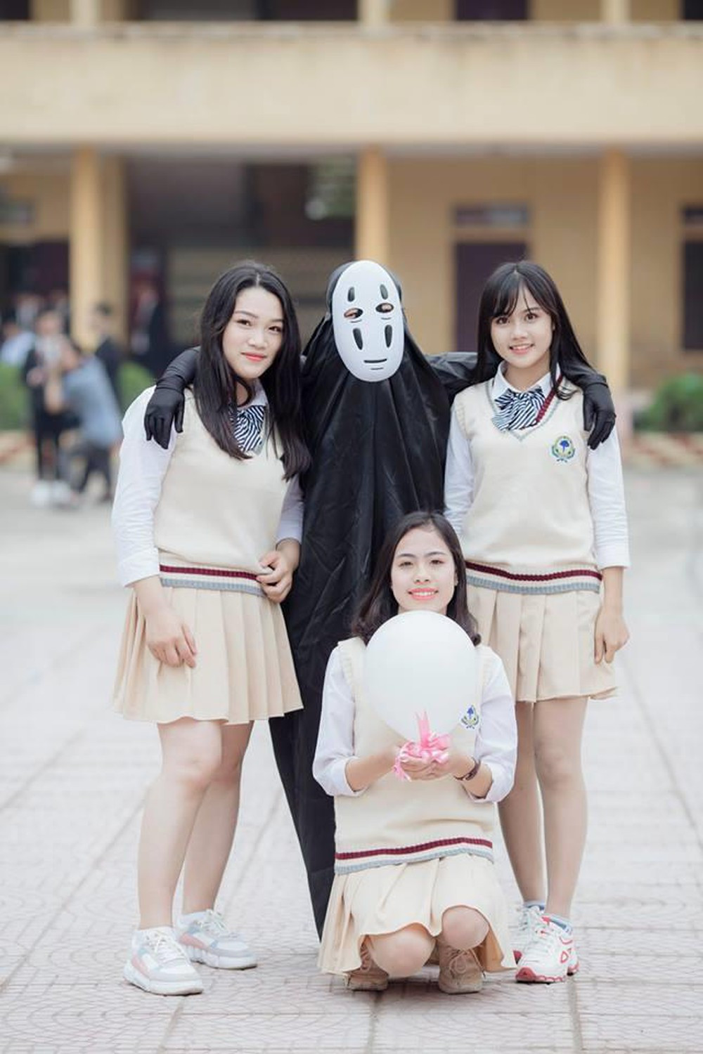 Thậm chí còn có nữ sinh mặc luôn đồ Vô Diện để chụp ảnh cùng hội bạn.