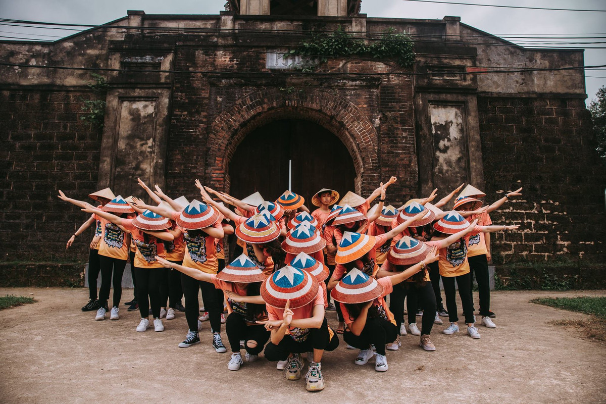 Trước đây đã có không ít các bạn học sinh chụp ảnh cosplay những nhân vật nổi tiếng. Phải kể đến là nhóm bạn lớp 12A1 THPT Nguyễn Duy Trinh (huyện Nghi Lộc, tỉnh Nghệ An) với bộ ảnh kỷ yếu &#x8;cosplay Avengers.