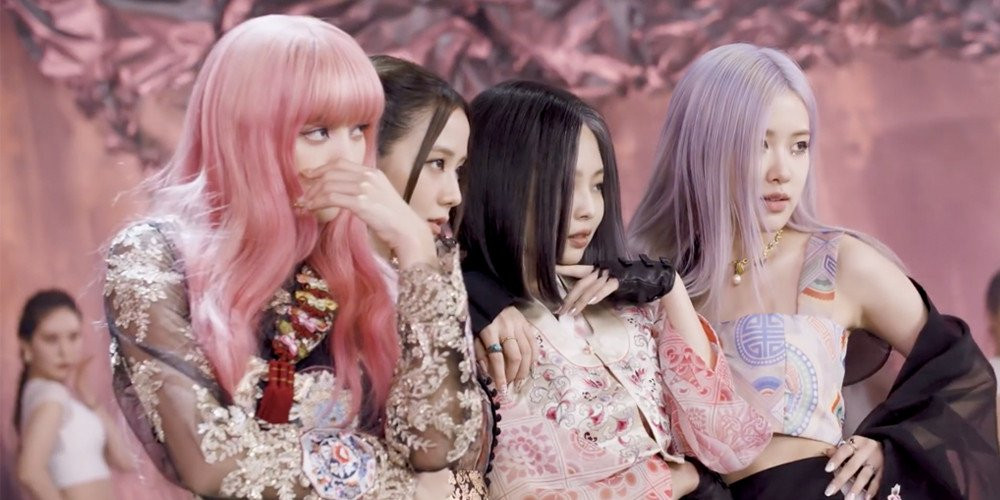 Các cô gái nhà YG liên tục tạo trend với màn vũ đạo, kiểu tóc, cách tạo dáng trong MV và được dân tình rần rần cover lại.