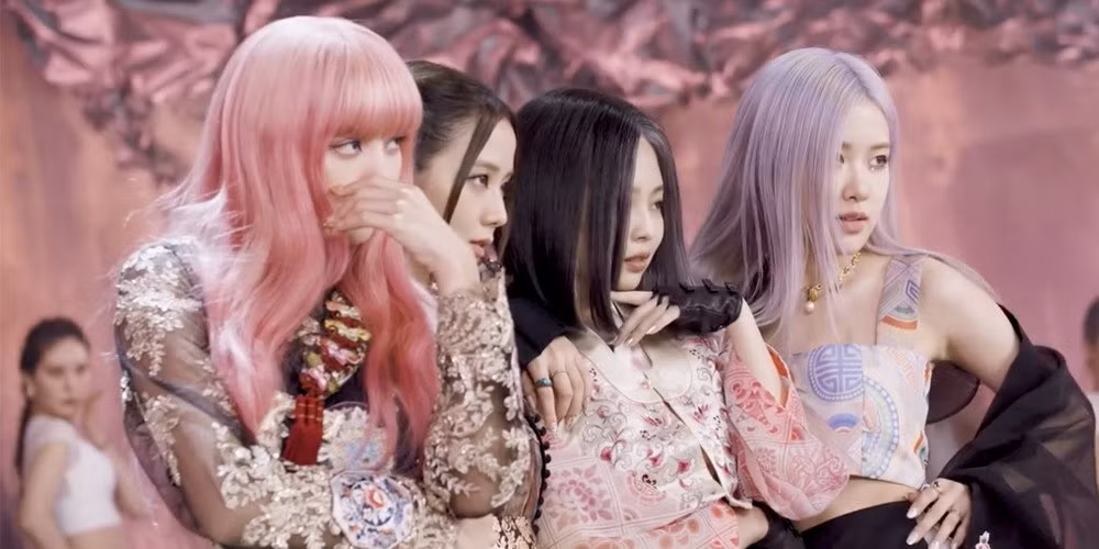 Các cô gái nhà YG liên tục tạo trend với màn vũ đạo, kiểu tóc, cách tạo dáng trong MV và được dân tình rần rần cover lại.