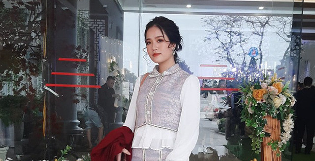 Ngày 30/1, Huyền My, bạn gái tin đồn của Quang Hải xuất hiện tại đám cưới của cầu thủ Phan Văn Đức và "hot girl mầm non" Võ Nhật Linh. Ngay lập tức, cô nàng trở thành tâm điểm chú ý bởi nhan sắc đời thường quá khác trên ảnh.