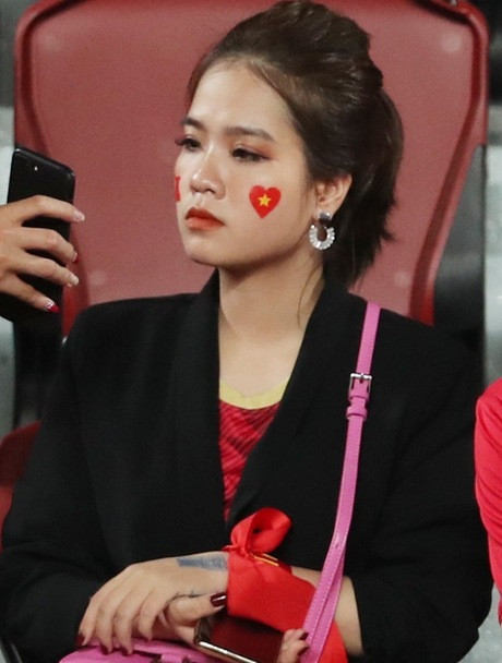 Trước đó, Huyền My cũng từng lộ nhan sắc kém xinh với khuôn mặt phúng phính, trang điểm quá đậm khi xuất hiện trên khán đài, cổ vũ U23 Việt Nam tại VCK U23 Châu Á 2020 tại Thái Lan. Có lẽ chính điều này khiến hot girl sinh năm 1997 nhìn già hơn so với tuổi thật.