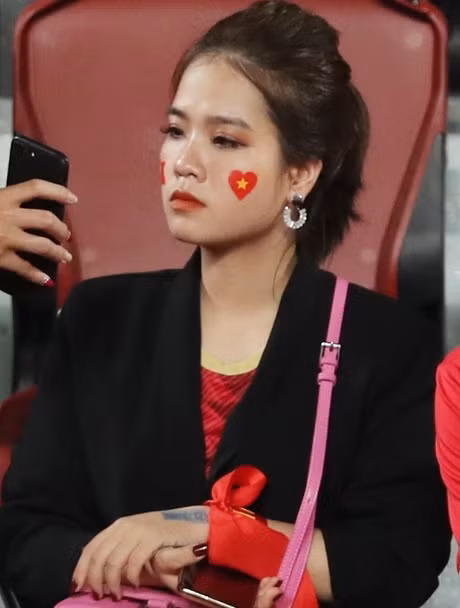 Trước đó, Huyền My cũng từng lộ nhan sắc kém xinh với khuôn mặt phúng phính, trang điểm quá đậm khi xuất hiện trên khán đài, cổ vũ U23 Việt Nam tại VCK U23 Châu Á 2020 tại Thái Lan. Có lẽ chính điều này khiến hot girl sinh năm 1997 nhìn già hơn so với tuổi thật.