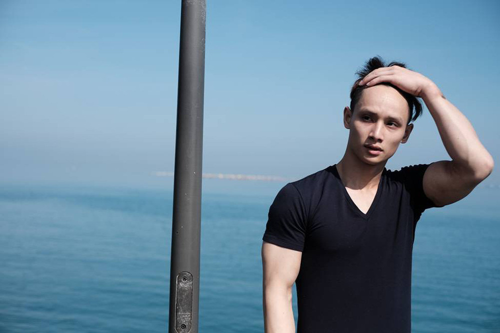 Phương Thành sở hữu vẻ ngoài điển tra, nước da trắng cùng nụ cười hiền khô. Bên ngoài, anh được đánh giá là luôn bẽn nẽn như con gái.