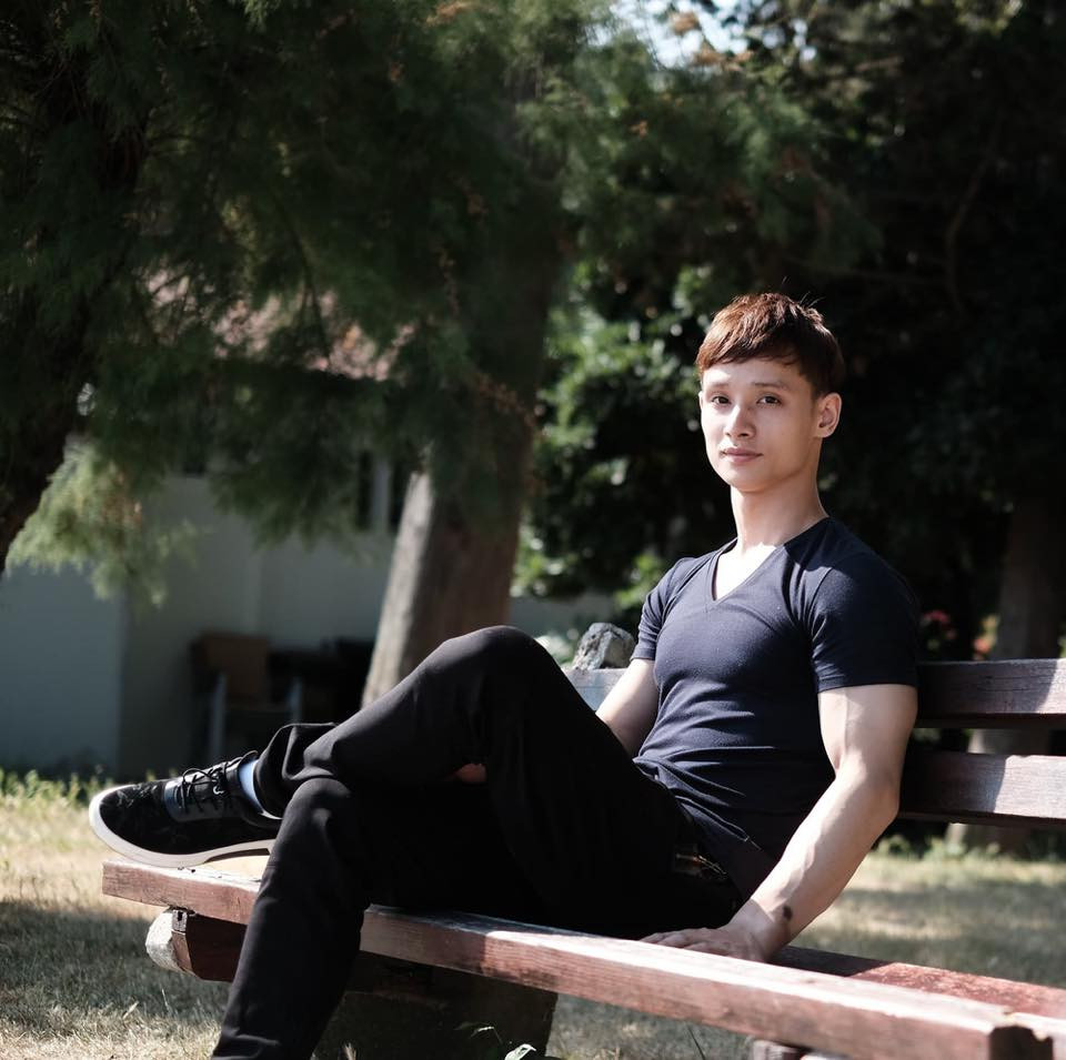 Ý thức được hoàn cảnh của gia đình, ngay từ nhỏ VĐV thể dục dụng cụ này đã nỗ lực để kiếm tiền, mang về cho bố mẹ sửa nhà. ASIAD 2014, nhận được 60 triệu đồng tiền thưởng cho tấm huy chương đồng, "nam vương thể dục dụng cụ" gửi hết về cho gia đình.