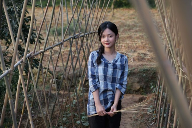 Ngay lập tức, nhiều người đã nhận ra danh tính của cô nàng. Đó chính là Lâm Anh - một cái tên rất quen thuộc với hình ảnh thôn nữ trong những video trên Youtube.