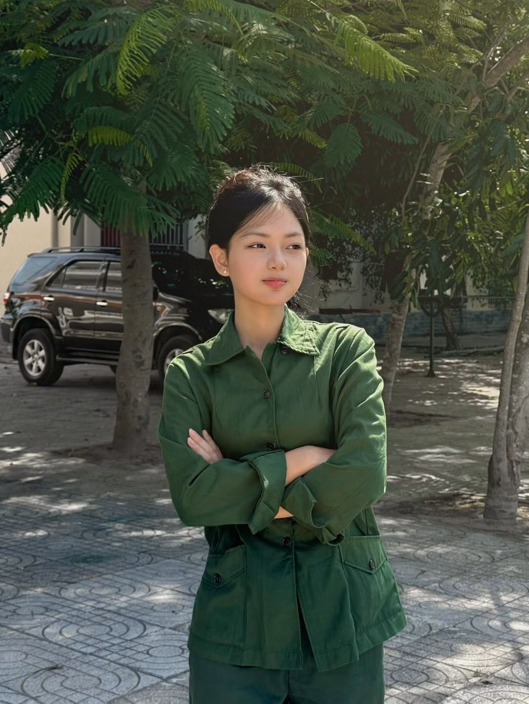 Dù chẳng cần trang điểm đậm hay ăn mặc cầu kỳ, cô nàng chỉ cột tóc đơn giản thế nhưng đã thu hút mọi ánh nhìn bởi nhan sắc ngọt ngào, trong veo.