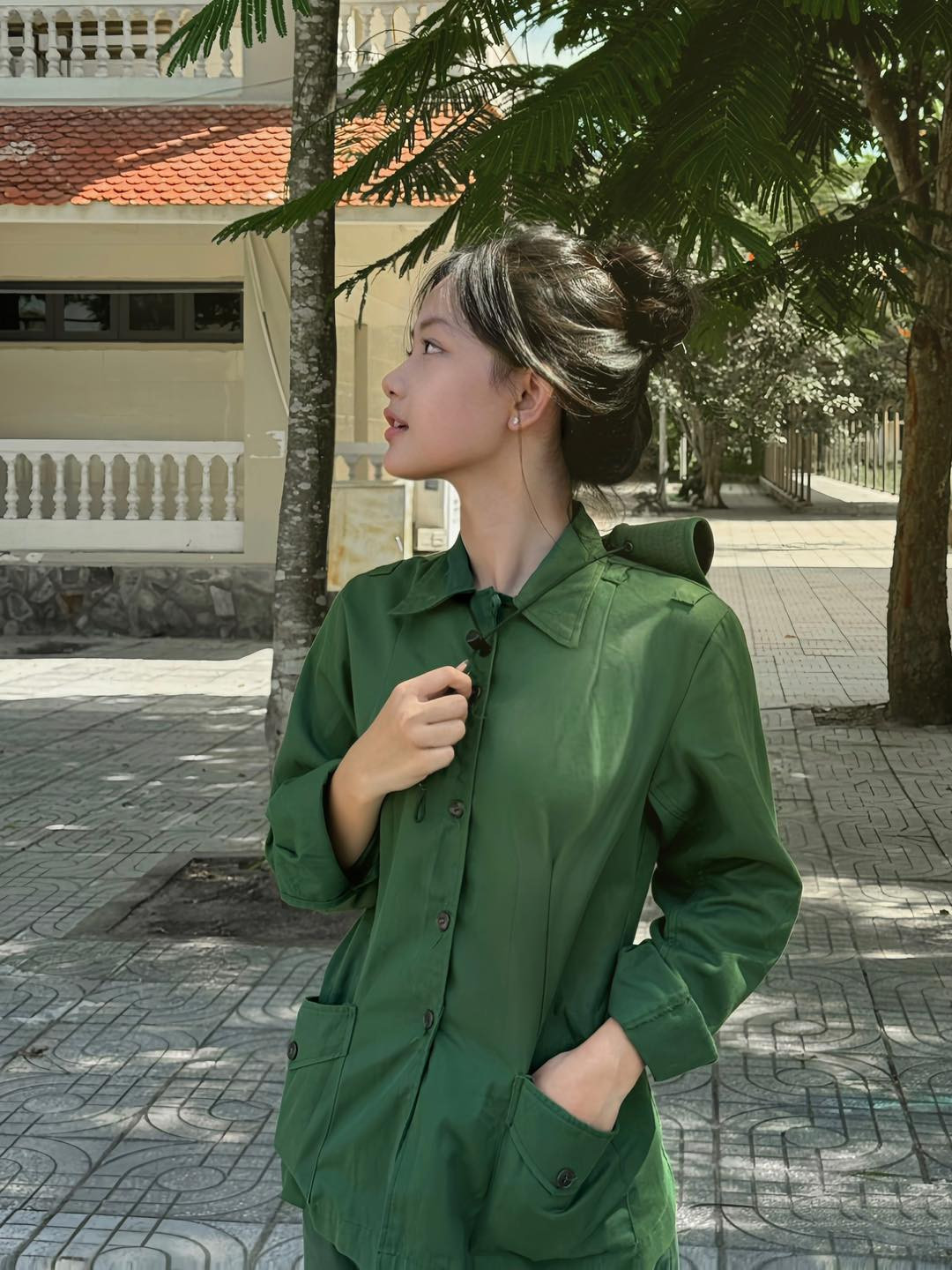 Góc nghiêng của "cô bộ đội" cũng rất xinh đẹp.