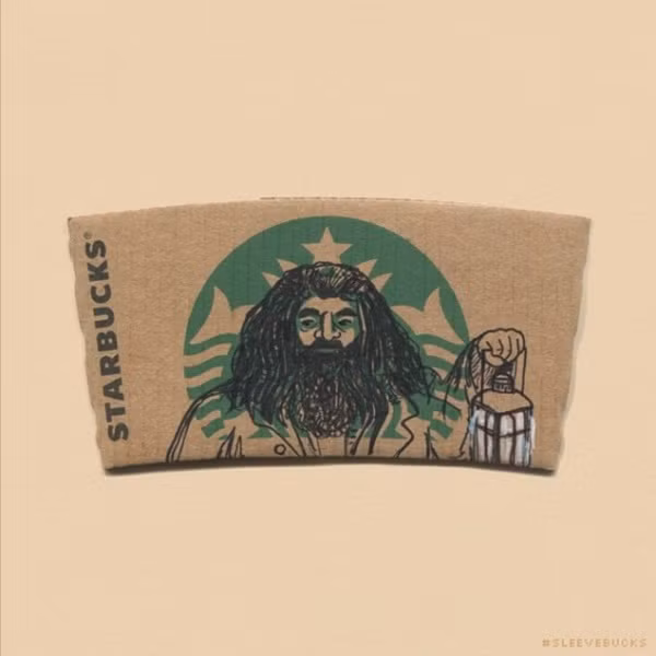 Hai nghệ sĩ là John Hara và Soo Min Kim thay vì in những logo lấy cảm hứng từ Starbucks lên cốc đã vẽ nó lên miếng tay cầm bằng bìa các tông chống nóng. Trong hình là bác Hagrid đáng kính của s eries phim Harry Potter.