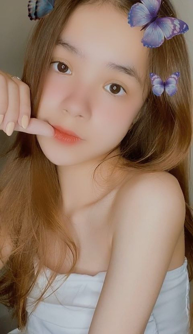 Meo Xinh tự kiếm được tiền tiêu vặt nhờ lượng theo dõi không phải dạng vừa của mình. Thế nhưng để đảm bảo việc học, chỉ khi nào rảnh cô bạn mới quay clip còn chụp ảnh PR sẽ xếp lịch vào cuối tuần. Mời quý độc giả đón xem thêm video Nữ sinh Nghệ An nói nhiều thứ tiếng - Nguồn: KÊNH VTC1