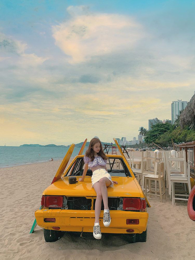 Các clip của Gia Linh cũng cực kì đơn giản, đa phần nói về cuộc sống hàng ngày như quay clip Tik Tok cùng anh trai, tổ chức Giveaway, thử quần áo mới, đi chơi cuối tuần,... Trong đó, clip "Đi ăn cưới" đang giữ lượng lượt xem cao nhất là 1,3 triệu.