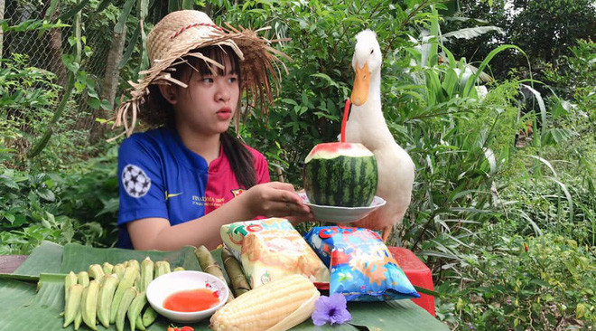 Chính sự mộc mạc, giản dị từ những món ăn đời thường, hay lối nói chuyện gần gũi, tự nhiên mang đậm chất thôn quê miền Tây sông nước của bé Sâu đã đem về cho Sâu Tivi kết quả như hôm nay.