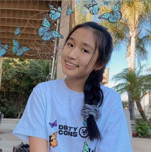 Dạo gần đây, có một kênh YouTube nổi lên nhanh chóng, cư dân mạng bất ngờ khi chủ nhân của nó là cô nàng chỉ vừa tròn 15 tuổi – Jenny Huỳnh.