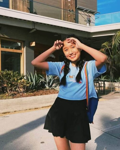 Youtuber nhí này đã đạt con số gần 600 ngàn lượt đăng kí kênh mà cô nàng có được chỉ sau 1 năm. Với hai kênh YouTube đó, Jenny Huỳnh mang về cả trăm triệu mỗi tháng ở tuổi 15.