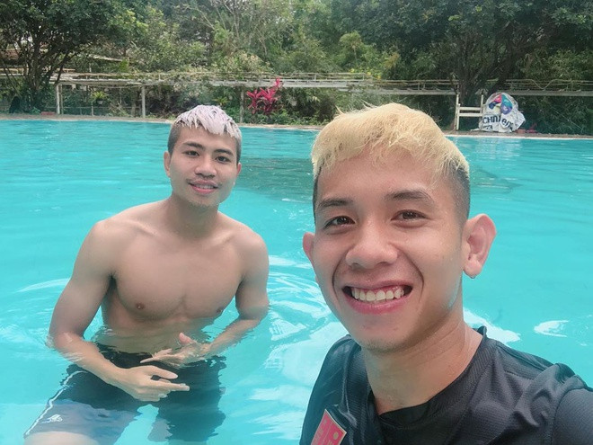 Hồng Duy cũng không chịu "kém anh kém anh" khi nhuộm mái tóc màu sáng. Nếu như cho các cầu thủ "tóc bạc" cùng ra sân trong 1 trận thì có lẽ CLB HAGL khỏi cần làm đồng phục khán giả cũng nhận ra.