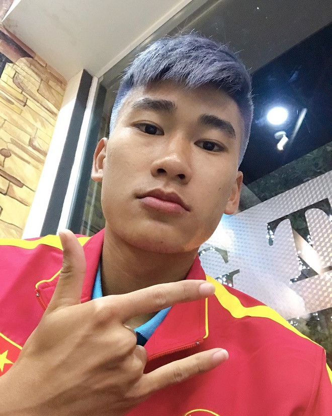 Có mặt trong danh sách triệu tập U23 Việt Nam để chuẩn bị cho U23 Châu Á, Nhâm Mạnh Dũng không chỉ gây chú ý bởi chiều cao nổi trội, khuôn mặt cực duyên kiểu Hàn Quốc mà còn do mái tóc xanh khói cực kỳ nổi bật. Xem ra chàng cầu thủ mới 19 tuổi nhưng đã suy nghĩ đến bạc đầu.