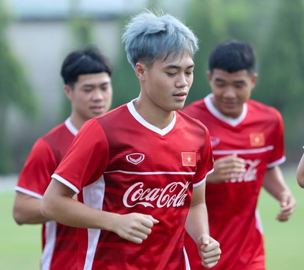 Văn Toản là một trong những cầu thủ của đội tuyển Việt Nam trung thành nhất với mái đầu màu bạch kim. Anh chàng chia sẻ cảm thấy tự tin hơn với mái tóc bạc nên mỗi khi có giải đấu quan trọng đều đi nhuộm lại tóc. Đây cũng chính là cầu thủ dẫn đầu xu hướng tóc bạc.