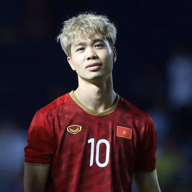 Bên cạnh Văn Toản, công phượng cũng là cầu thủ đội tuyển Việt Nam nổi tiếng với mái tóc bạch kim. Cầu thủ quê Nghệ An thường xuyên thử những thời trang tóc "không giống ai" như xoăn súp lơ, xoăn bồng bềnh bà thím,....