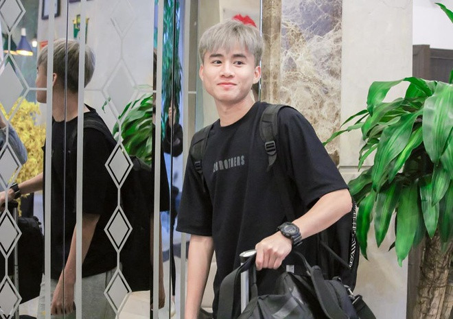 Dường như việc nhuộm tóc bạch kim đang là xu hướng thời trang của CLB HAGL. Phan Thanh Hậu cũng là cầu thủ rất nhiệt tình lăng-xê mốt này. Anh chàng là một cầu thủ có chuyên môn khá nhưng duyên mỏng với các đội tuyển quốc gia, mới đây, Thanh Hậu gây tiếc nuối khi không có tên trong danh sách tập trung đội tuyển U23 Việt Nam.