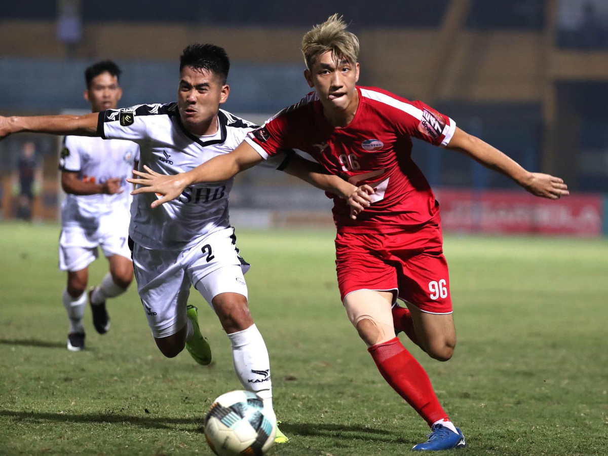 Trọng Đại, hot boy của U23 Việt Nam gần đây cũng chịu khó lăng-xê mốt tóc màu sáng. Anh chàng nhận được lời khen của người hâm mộ bởi nhuộm tóc màu gì cũng đẹp.