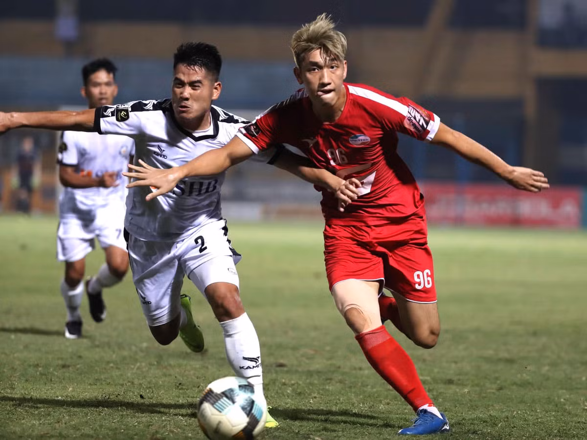 Trọng Đại, hot boy của U23 Việt Nam gần đây cũng chịu khó lăng-xê mốt tóc màu sáng. Anh chàng nhận được lời khen của người hâm mộ bởi nhuộm tóc màu gì cũng đẹp.