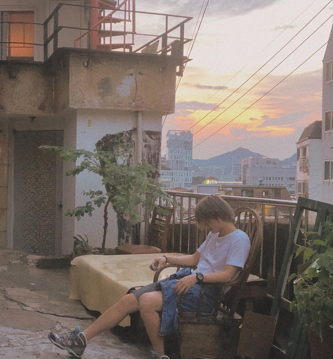 Mái tóc dài sáng màu khiến Tuấn Anh trông cực kỳ lãng tử và lạ mắt hơn rất nhiều kiểu đầu quen thuộc của anh suốt bao năm.