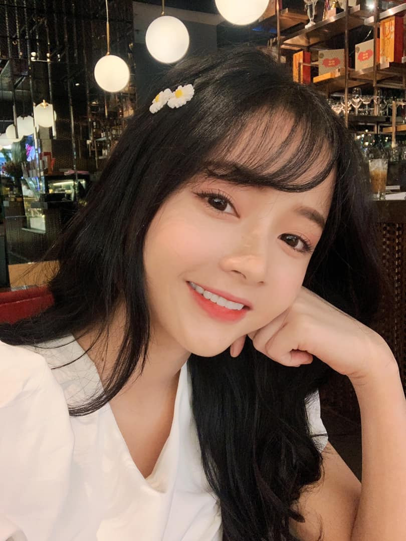 Lê Lý Lan Hương (sinh năm 1994) nổi lên nhờ bức ảnh thẻ vô cùng xinh đẹp. Chính nhờ đó cô nàng bén duyên với nghệ thuật và trở thành mẫu ảnh, diễn viên nổi tiếng trên mạng xã hội.