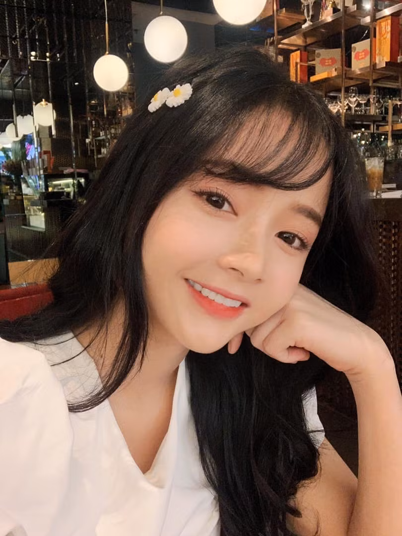 Lê Lý Lan Hương (sinh năm 1994) nổi lên nhờ bức ảnh thẻ vô cùng xinh đẹp. Chính nhờ đó cô nàng bén duyên với nghệ thuật và trở thành mẫu ảnh, diễn viên nổi tiếng trên mạng xã hội.