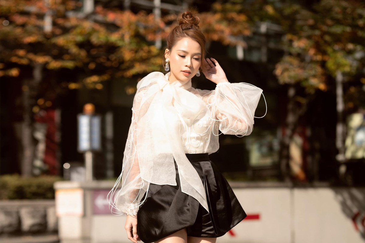 Sam cho biết vì thường xuyên về quê nên cần sắm một chiếc xe tốt để di chuyển và để đồ. Mẹ cô nàng cũng rất vui khi con gái sở hữu xế hộp mới.