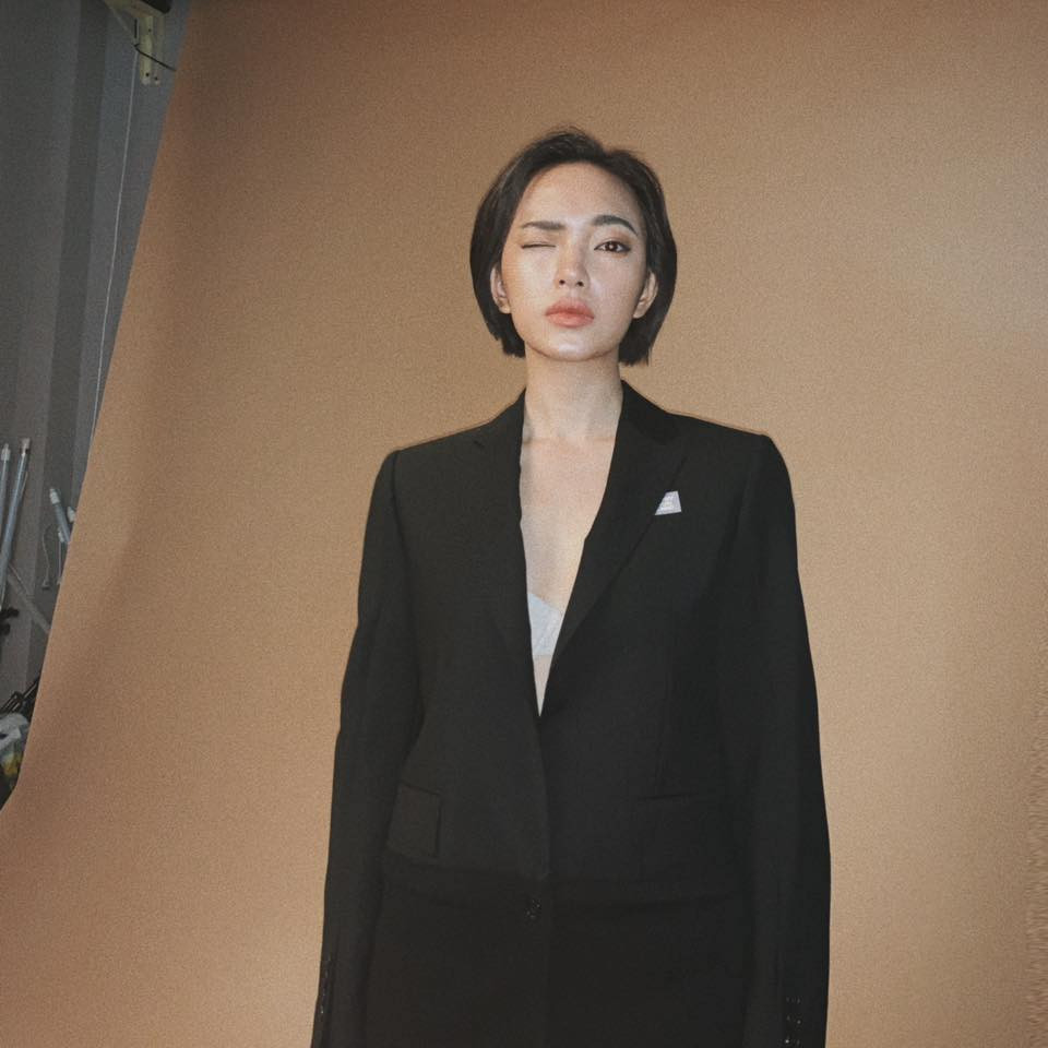 Sau nhiều năm chăm chỉ hoạt động nghệ thuật, Châu Bùi tự sắm cho bản thân một căn nhà chung cư 95m2, trong đó 25m2 sân vườn.