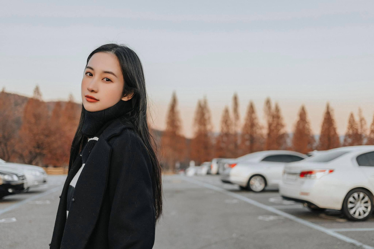 Trước đây, Jun Vũ đi du học và sinh sống chủ yếu tại Thái Lan, thế nhưng cô đã về hẳng Việt Nam để hoạt động nghệ thuật. Cô từng gây chú ý khi công khai phẫu thuật vòng 1.