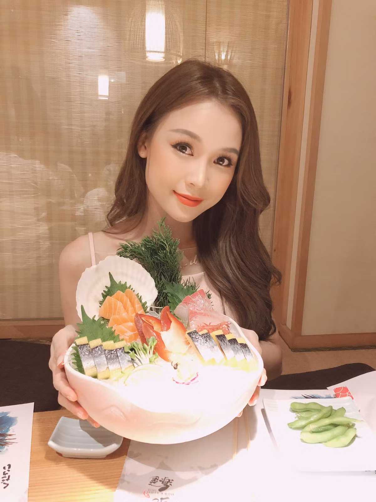 Làm việc chăm chỉ nên hot girl cũng nhận được thành quả xứng đáng khi sở hữu khối tài sản khủng. Đầu tháng 12 vừa qua, cô nàng mạnh tay tậu xế hộp trị giá 2,6 tỷ đồng.