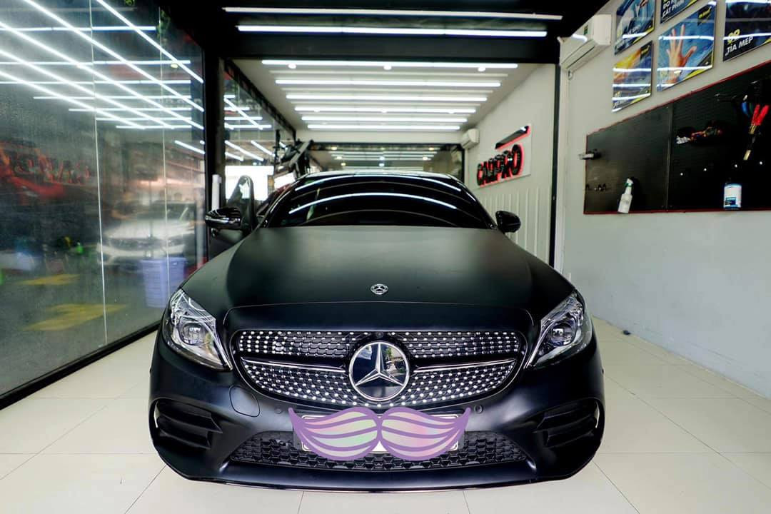 Trong sinh nhật lần thứ 24 diễn ra vào tháng 6 vừa qua, Jun Vũ tự tặng bản thân chiếc xe Mercedes C300 2019 trị giá khoảng 2 tỷ đồng.