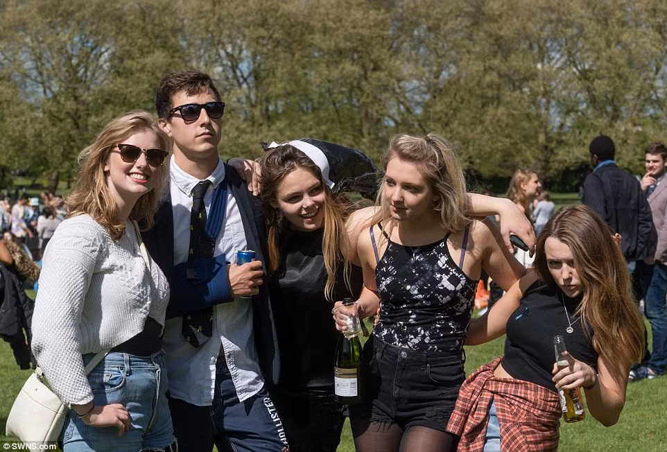 Diện đồ đẹp, tiệc tùng thả phanh, tận hưởng tuổi trẻ, tận hưởng thời sinh viên của mình từng khoảnh khắc.