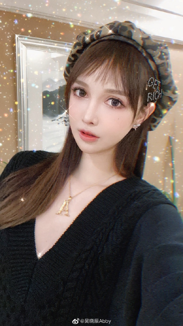 Trong khi bạn bè cùng trang lứa có tuổi thơ êm đềm, chăm chỉ học hành, vui chơi thoải mái thì hot girl Trung Quốc phải trải qua những cuộc đại phẫu thuật với cơn đau đến người lớn cũng sợ hãi.