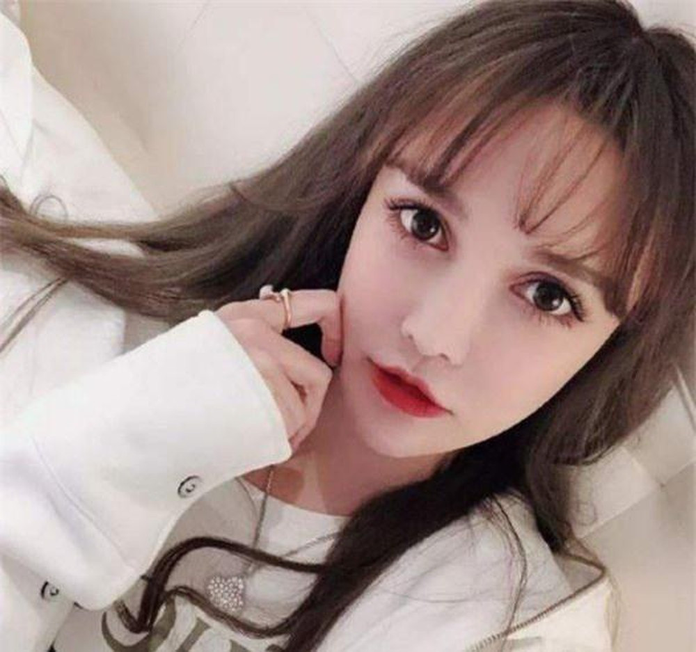 Cô nàng sở hữu nhan sắc vô cùng xinh đẹp, được ví như nữ thần. Chính bởi vậy mà các hợp đồng quảng cáo, mời làm mẫu liên tục tự tìm đến với Ngô Hiểu Thần.