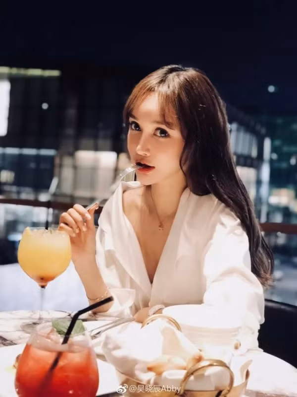 "Đập đi xây lại" từ đầu xuống chân, Hiểu Thần đã sở hữu nhan sắc vạn người mê nhưng cô dường như chưa có ý định dừng lại.