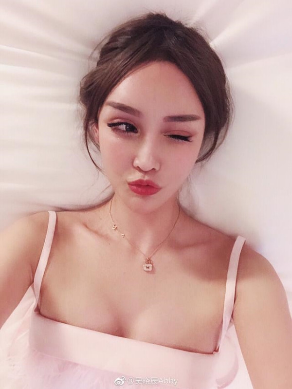 Mẹ của Hiểu Thần cũng từng bị chỉ trích vô cùng nặng nề vì không lo cho sức khỏe của con gái. 14 là độ tuổi quá trẻ để tân trang nhan sắc.