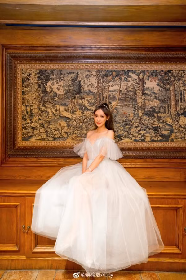 Từ bị ép, Hiểu Thần đã dần trở nên nghiện phẫu thuật thẩm mỹ. Dù vẻ đẹp của cô nàng đã cực hoàn hảo nhưng hot girl vẫn thường xuyên "nhớ" dao kéo và ánh đèn phẫu thuật.