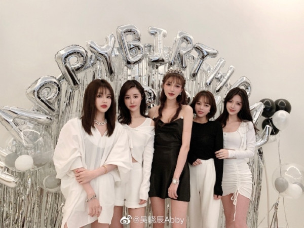 Hot girl bị ám ảnh bởi sự nổi bật, cô mong muốn bản thân luôn là "ngôi sao" dù ở bất kỳ đâu. Hội bạn thân của Hiểu Thần cũng phát cuồng vì dao kéo giống hệt cô.