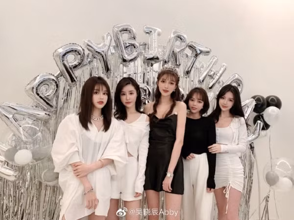 Hot girl bị ám ảnh bởi sự nổi bật, cô mong muốn bản thân luôn là "ngôi sao" dù ở bất kỳ đâu. Hội bạn thân của Hiểu Thần cũng phát cuồng vì dao kéo giống hệt cô.