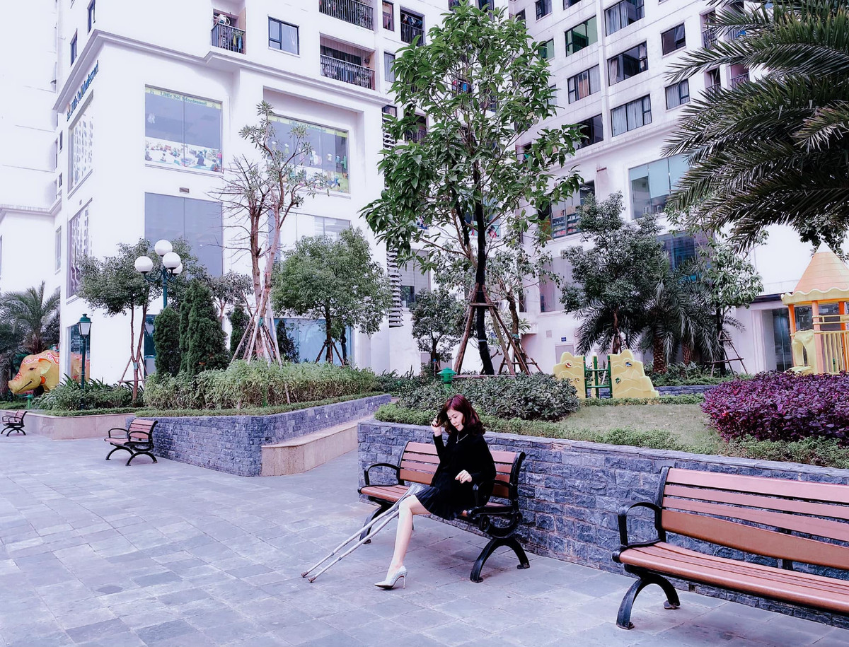 Khoảnh khắc Băng cho biết cô phải chấp nhận mình là người khuyết tật khi cô đi xe buýt, có rất nhiều người ngoái lại nhìn và lắc đầu: "Tiếc thật, xinh thế mà cụt chân".