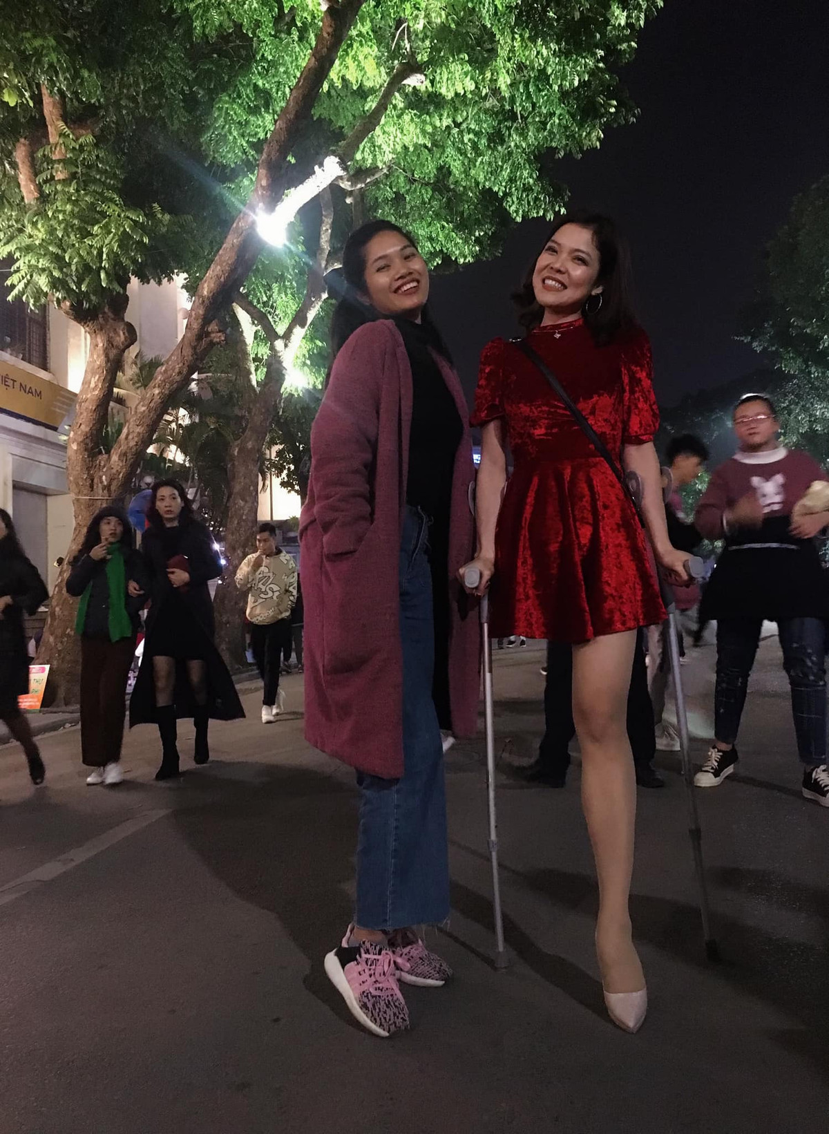 Cô gái khuyết tật đáng thương thỉnh thoảng quay sang hỏi người bệnh nằm bên cạnh "Vết thương của chị thế nào rồi em?" vì không dám nhìn thẳng. Mỗi khi được trả lời là "Vết thương của chị đã tốt hơn hôm qua", Bế Thị Băng đều thở phào, vui mừng.