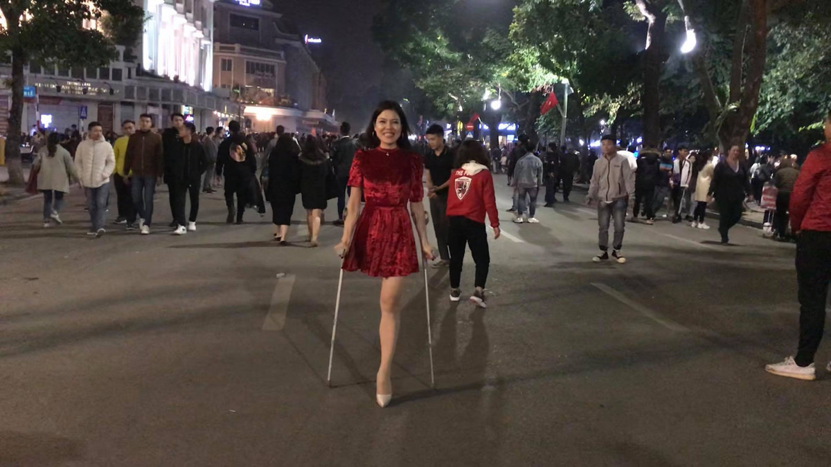 Được biết, cô gái tên Bế Thị Băng, đến từ Cao Bằng. Mặc dù bị cụt một chân nhưng cô nàng vẫn vui vẻ, yêu đời và rất tự tin chức không hề mặc cảm.