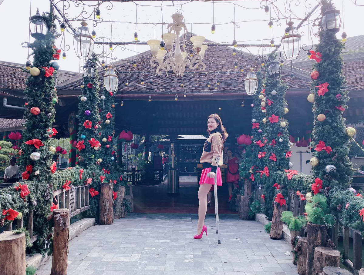 Vượt lên trên hoàn cảnh, cô gái bị cụt một chân từng đi thi và đăng quang ngôi vị Hoa khôi tại Liên hoan vẻ đẹp Vầng trăng khuyết 2019. Bế Thị Băng cũng tự tin trình diễn các tiết mục nhảy sôi động mà người lành lặn chưa chắc đã thực hiện được.