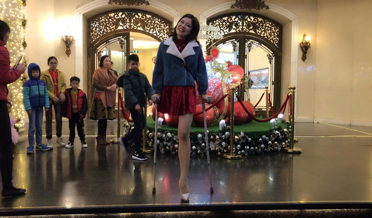 Băng bị tai nạn cách đây vài năm khiến cô mất đi một chân. Lúc mới tỉnh lại sau tai nạn, cô gái Cao Bằng cho biết bụng cô trương phềnh như ếch, nằm xuống thì không nhìn thấy ngón chân, cô cũng không dám nhìn vào vết thương của mình vì quá sợ hãi.