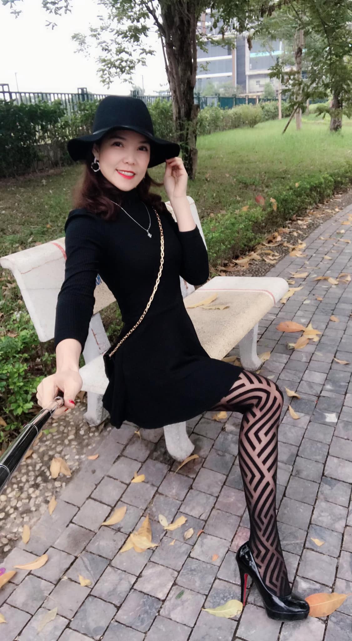 Hiện, cô nàng đang kinh doanh online và tự chụp hình quảng cáo sản phẩm trên mạng xã hội. Trên trang cá nhân, Băng cũng thường xuyên khoe ảnh đi chơi. Dù nhiều người nhíu mày khi cụt chân mà đi giày cao góp nhưng cô không hề để ý mà tự tin theo đuổi sở thích của bản thân.