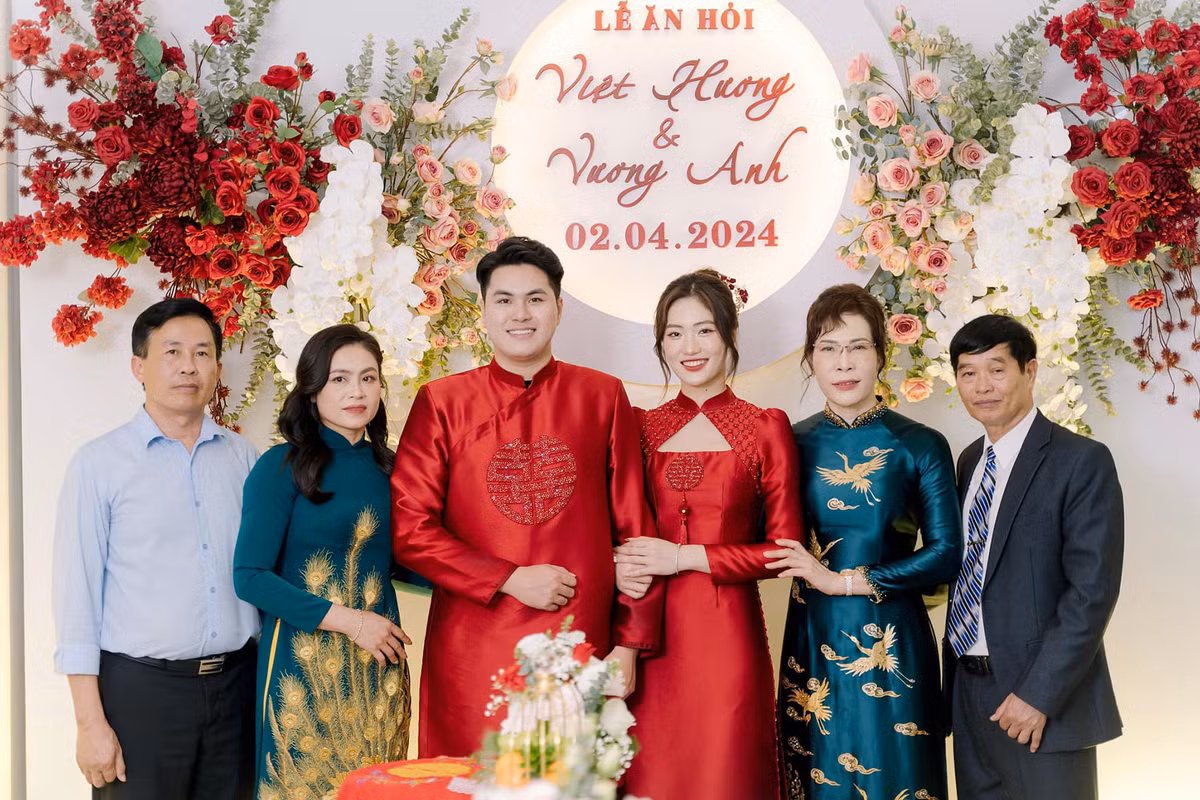 Phụ công Binh chủng Thông tin cùng các thành viên gia đình nhà trai - nhà gái.