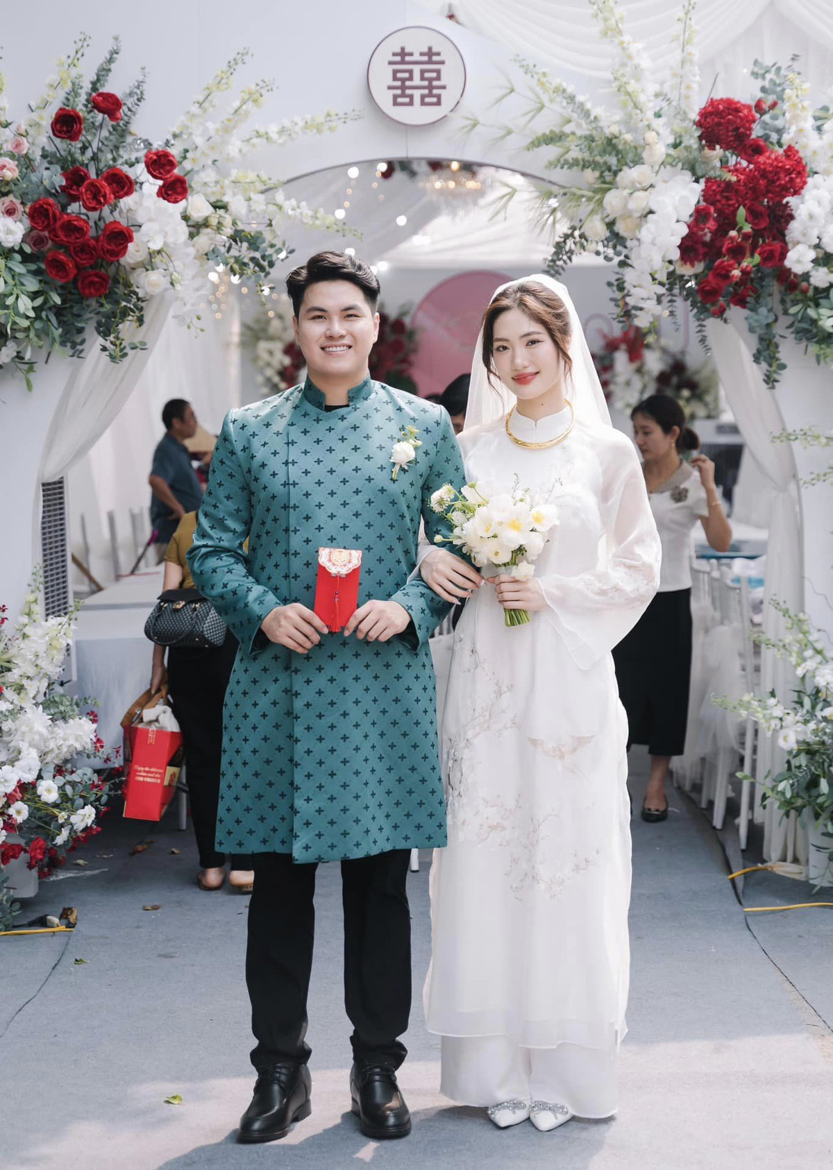 Cặp đôi có thời gian dài yêu đương trước khi đi đến quyết định hôn nhân. Tuy nhiên, cả Việt Hương và chồng đều kín tiếng trong chuyện tình yêu trên mạng xã hội nên đến khi "hoa khôi bóng chuyền" tung bộ ảnh ăn hỏi, nhiều người tỏ ra khá bất ngờ.